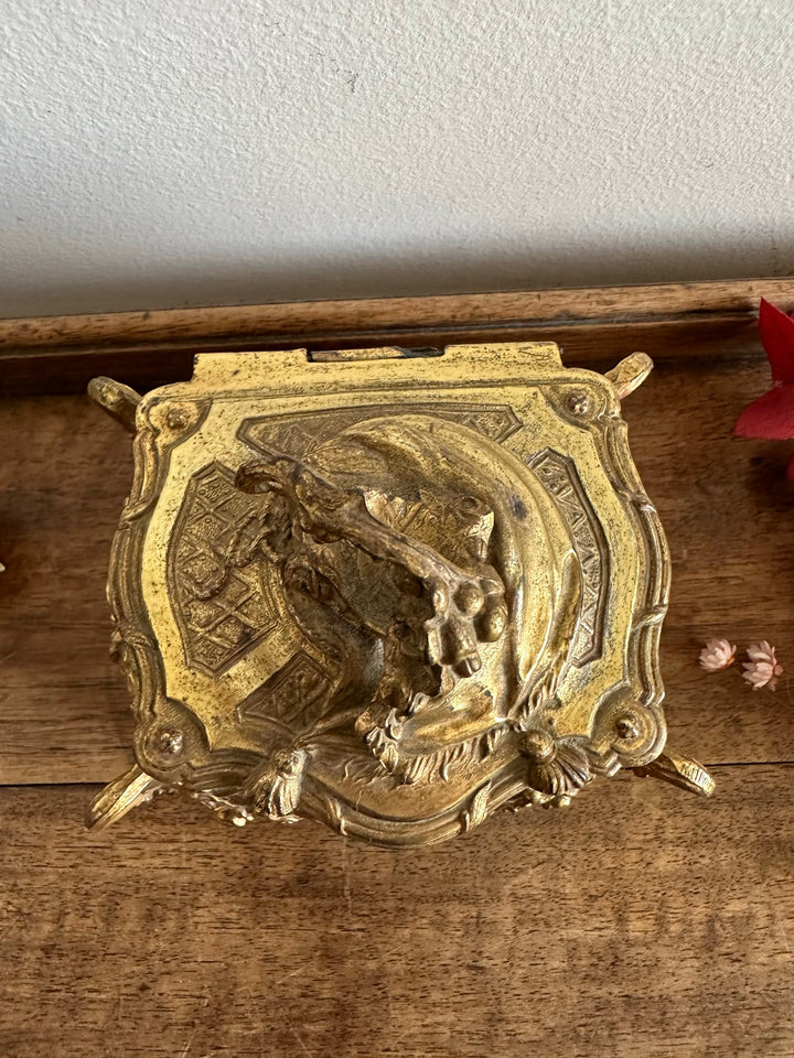Coffre à bijoux en métal doré style baroque