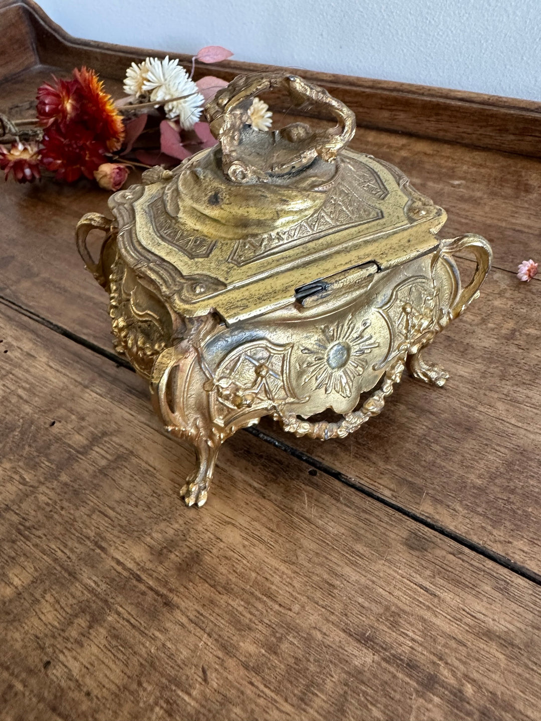 Coffre à bijoux en métal doré style baroque