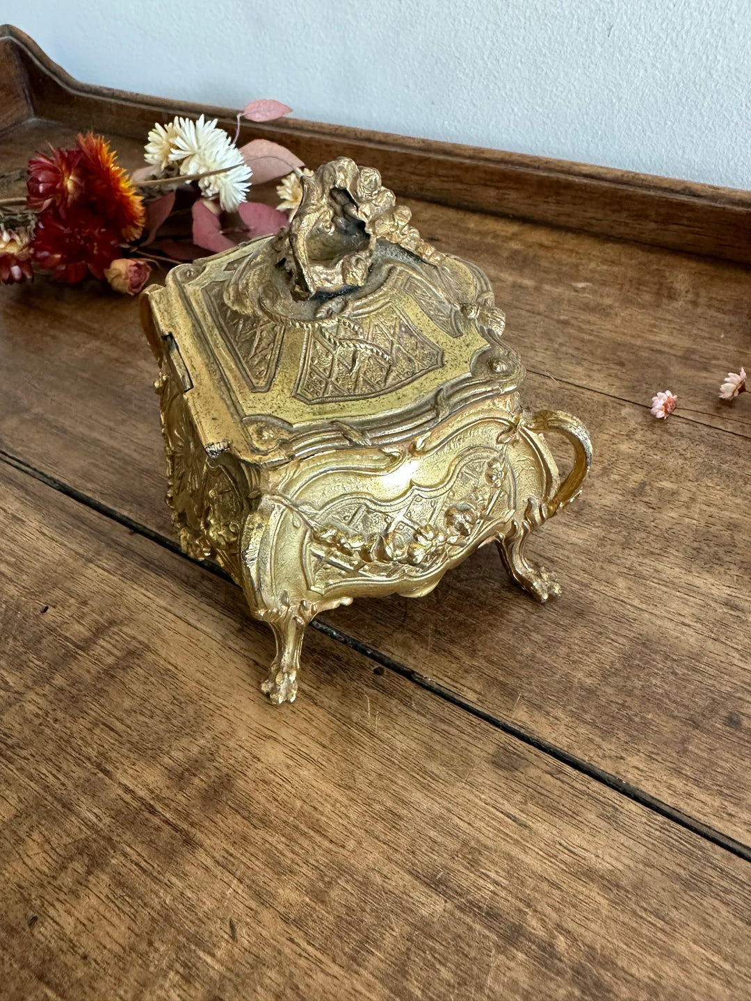 Coffre à bijoux en métal doré style baroque