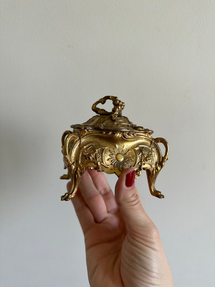 Coffre à bijoux en métal doré style baroque