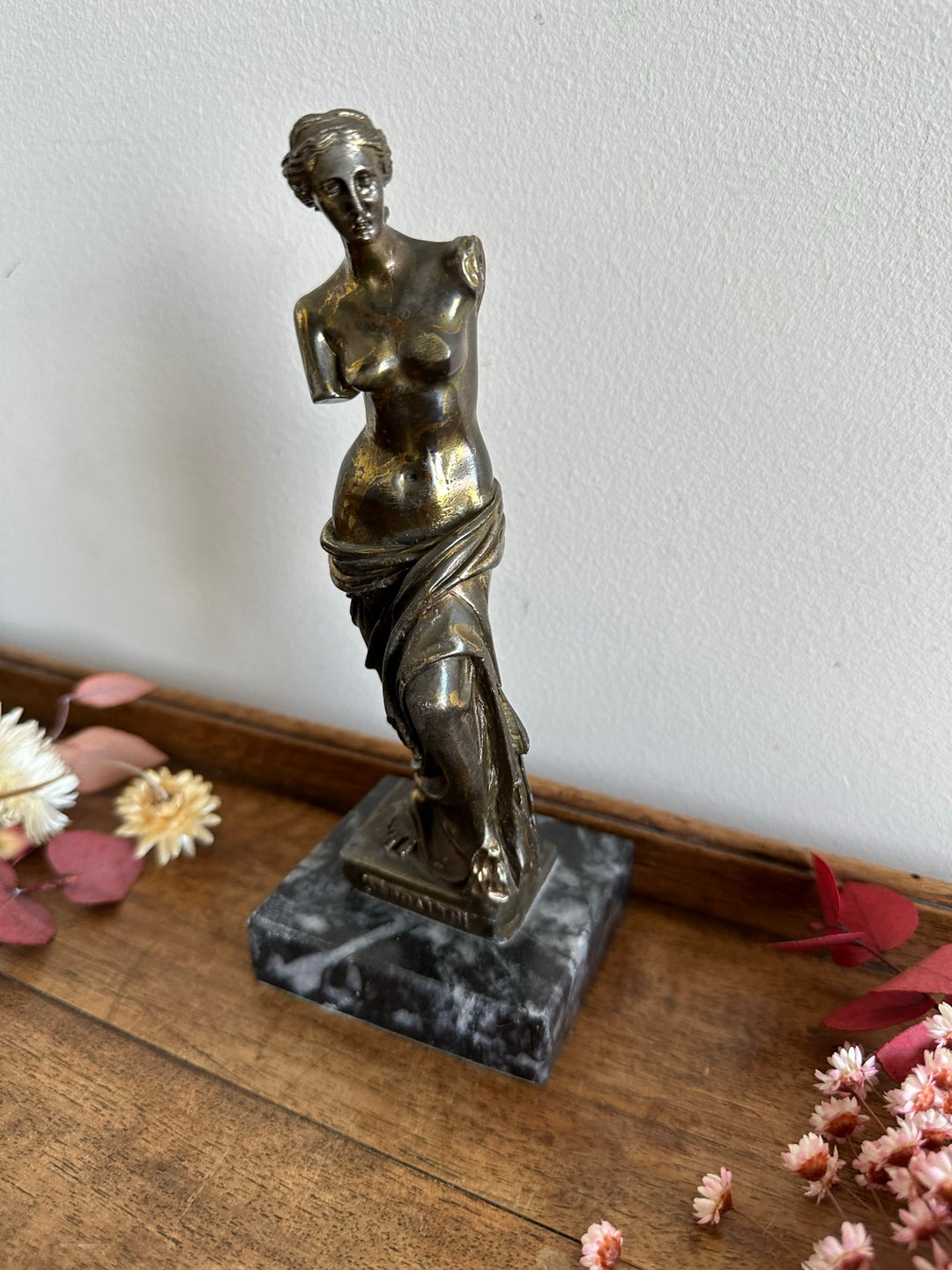 Statuette en métal signée sur socle en marbre