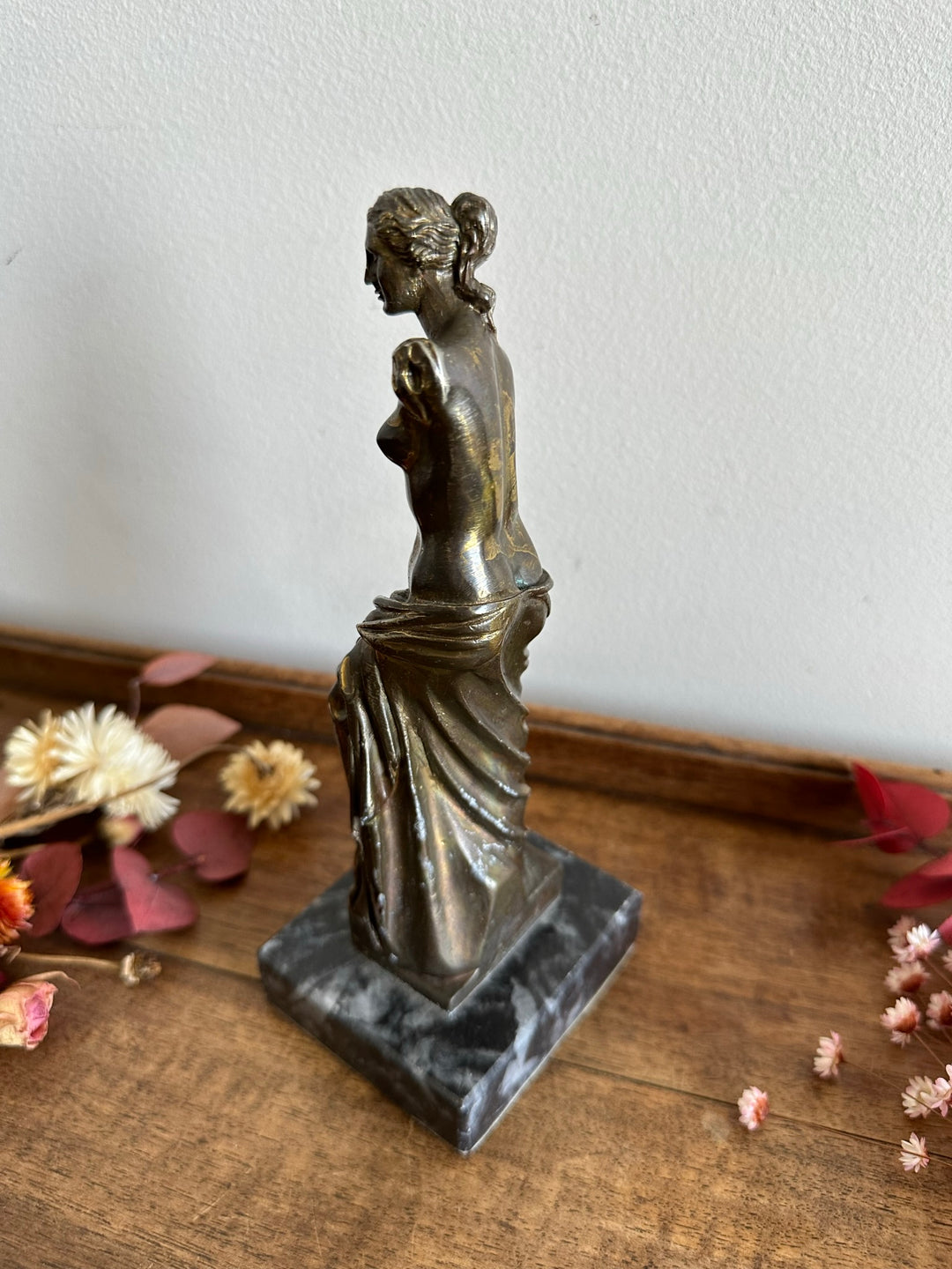 Statuette en métal signée sur socle en marbre