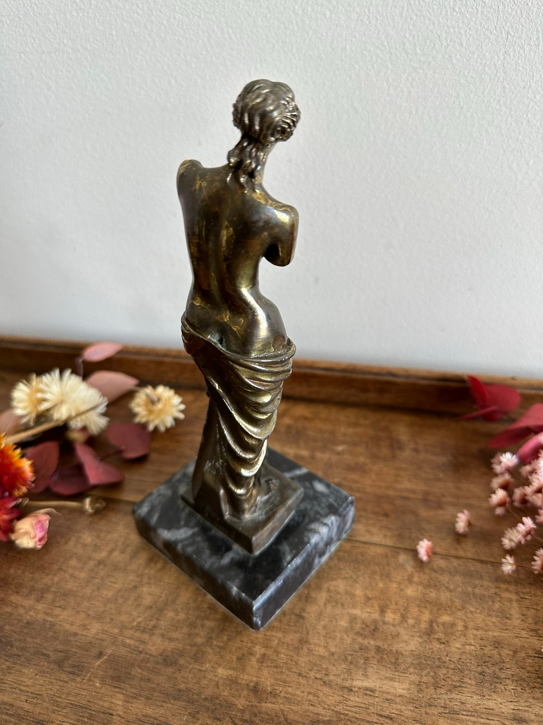 Statuette en métal signée sur socle en marbre