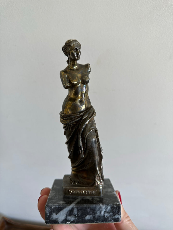 Statuette en métal signée sur socle en marbre