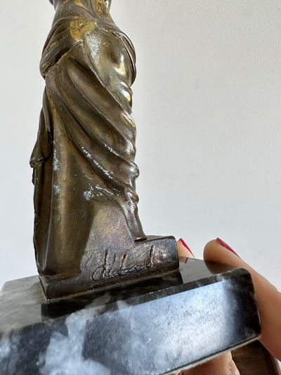 Statuette en métal signée sur socle en marbre