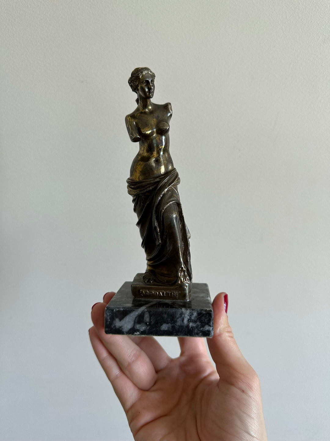 Statuette en métal signée sur socle en marbre