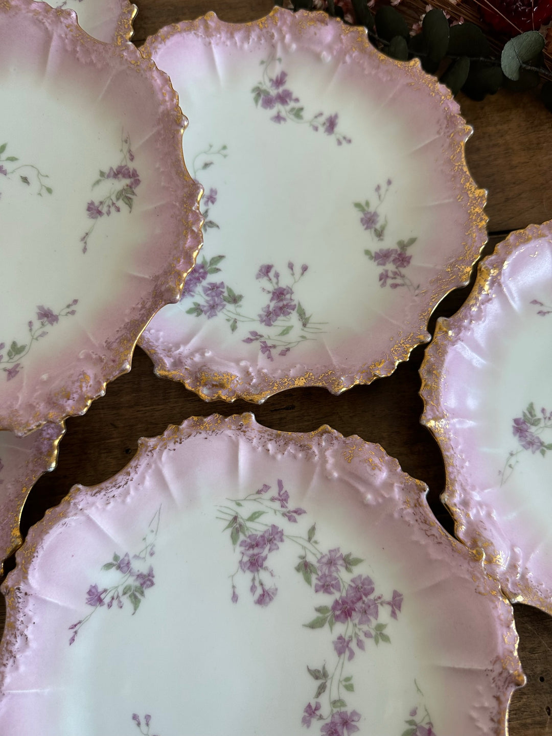 Assiettes en porcelaine de Limoges bordures dentelées dorées