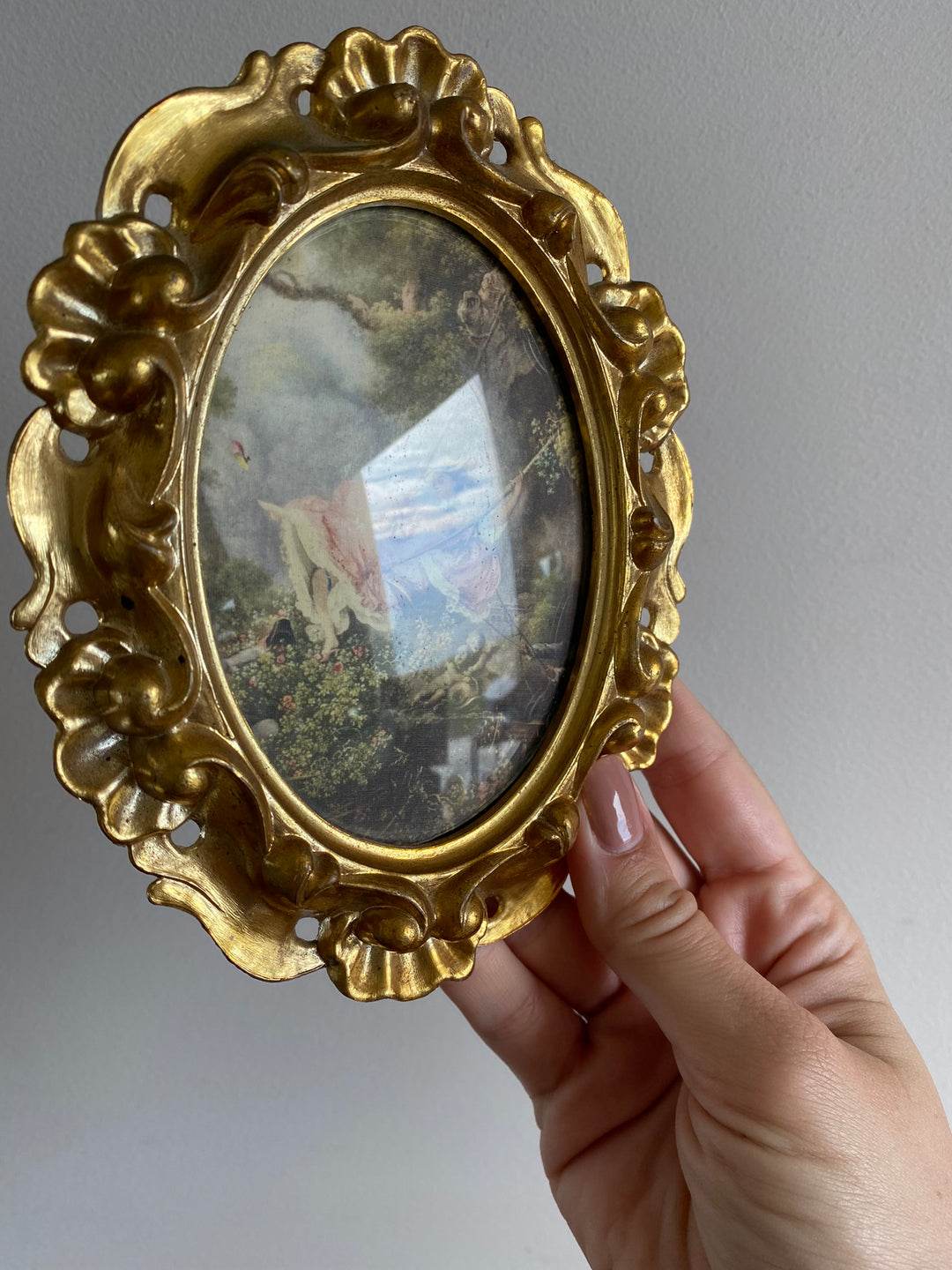 Médaillon sous verre forme ovale cadre doré rococo brillant
