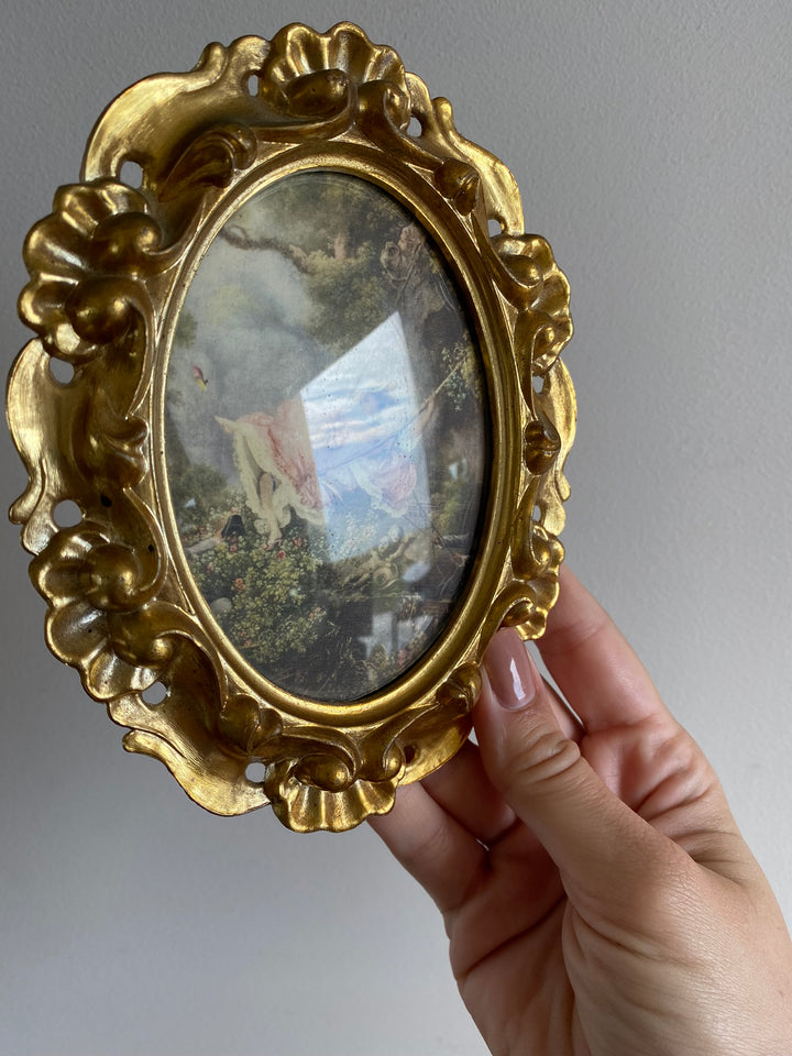 Médaillon sous verre forme ovale cadre doré rococo brillant