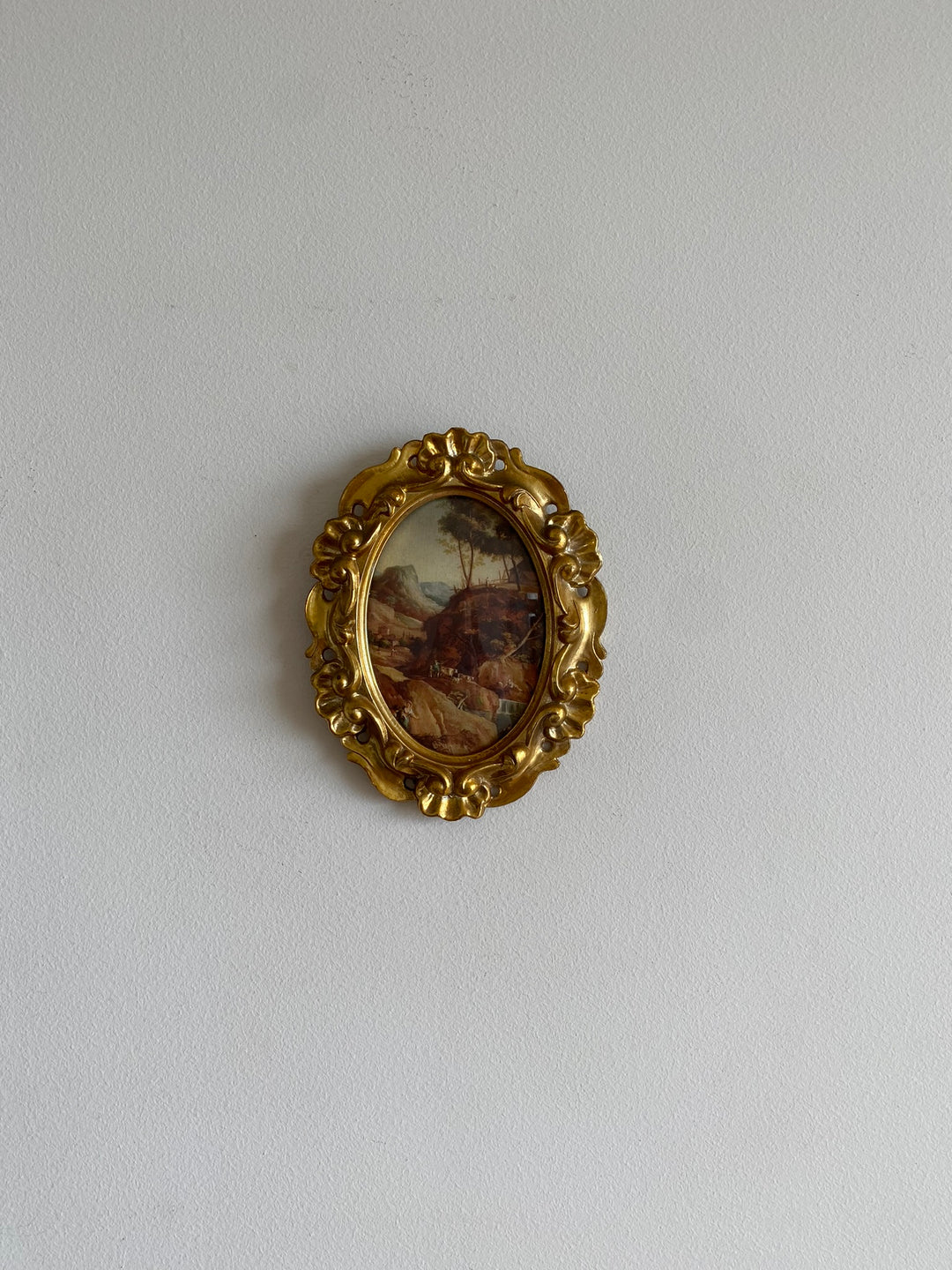 Médaillon sous verre forme ovale cadre doré rococo brillant