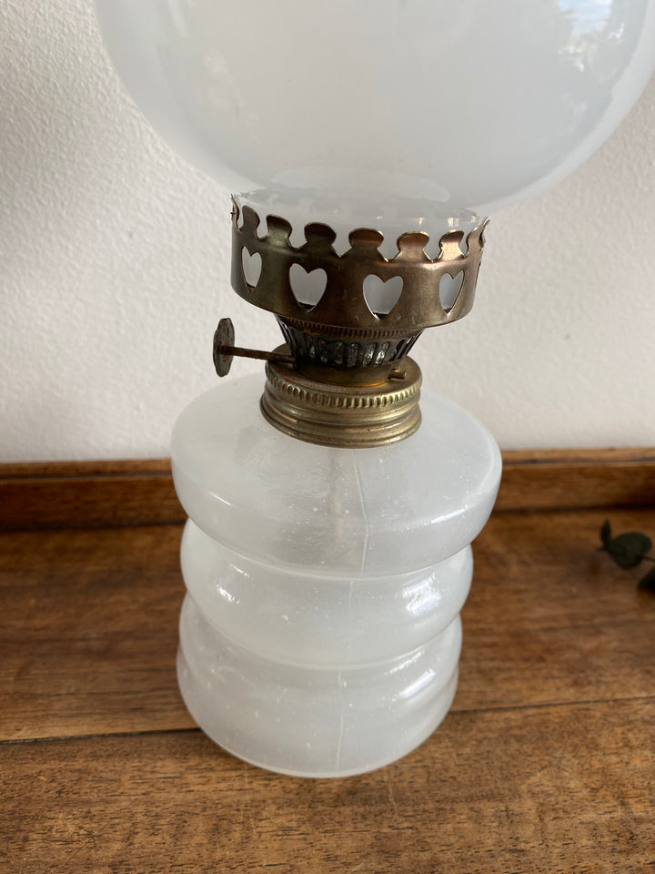 Lampe à pétrole réservoir en verre opaque blanc
