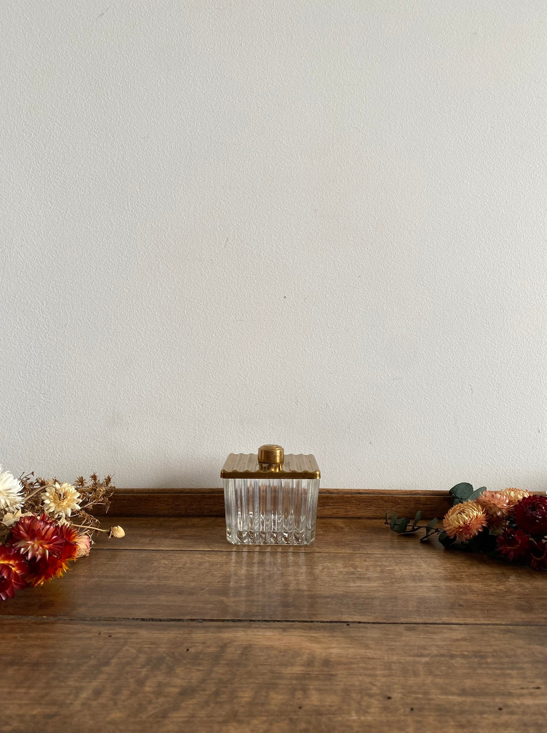 Sucrier forme carrée en verre stries gondolées couvercle en métal doré