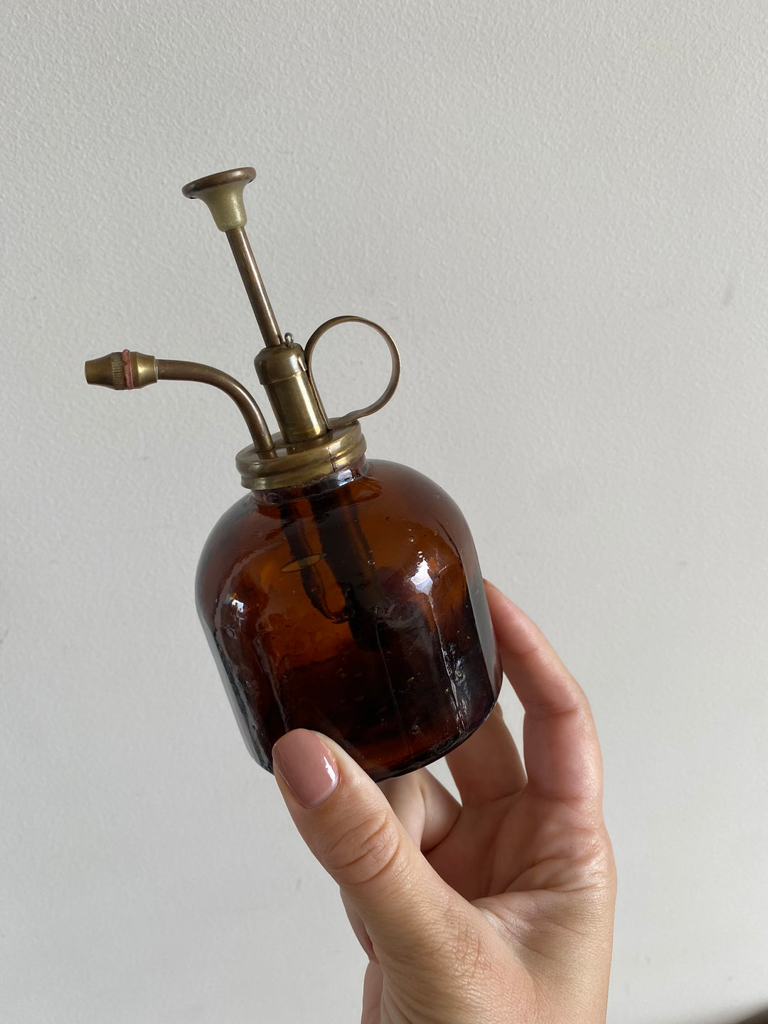 Vaporisateur en verre ambré et laiton