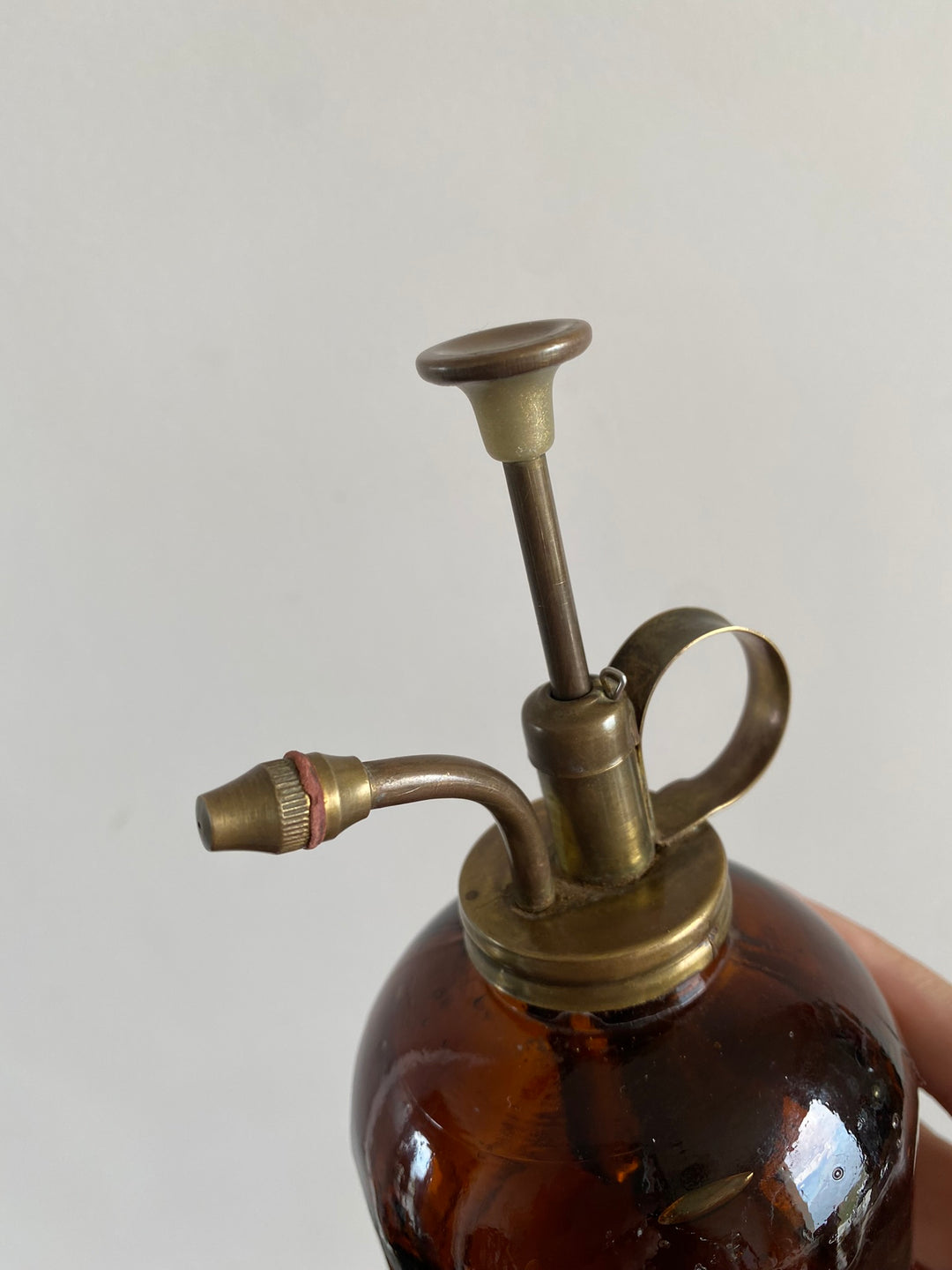 Vaporisateur en verre ambré et laiton