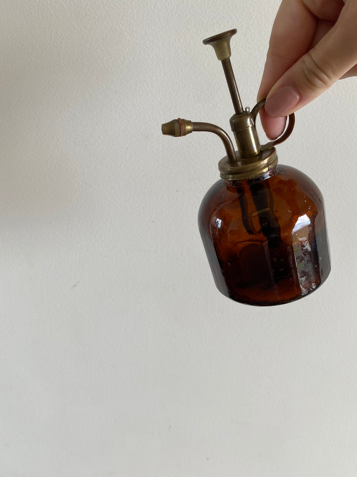 Vaporisateur en verre ambré et laiton