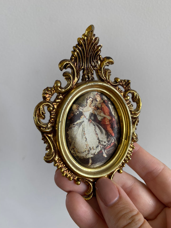 Médaillons baroques dorés brillants portraits d'époque impression sur tissu