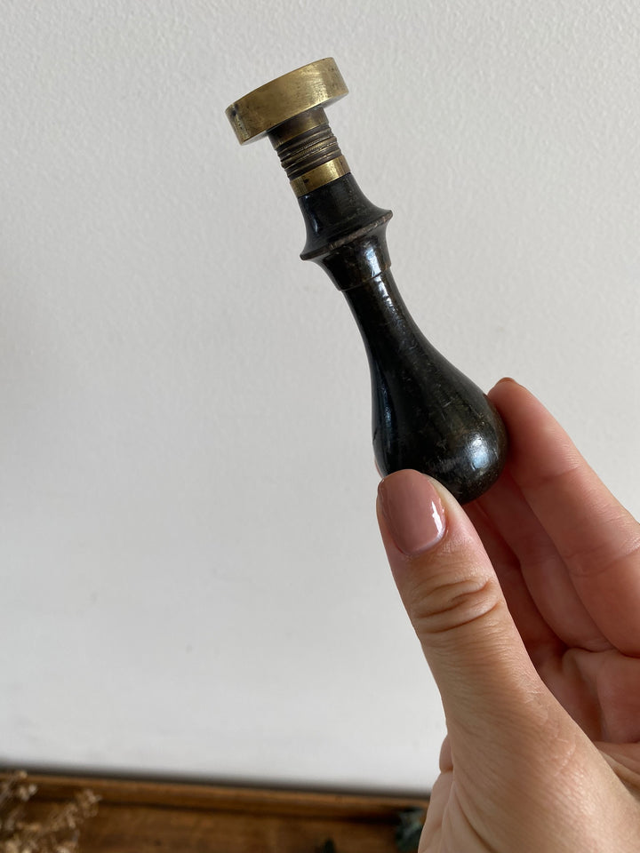 Sceau à cachet de cire en bois et laiton MS
