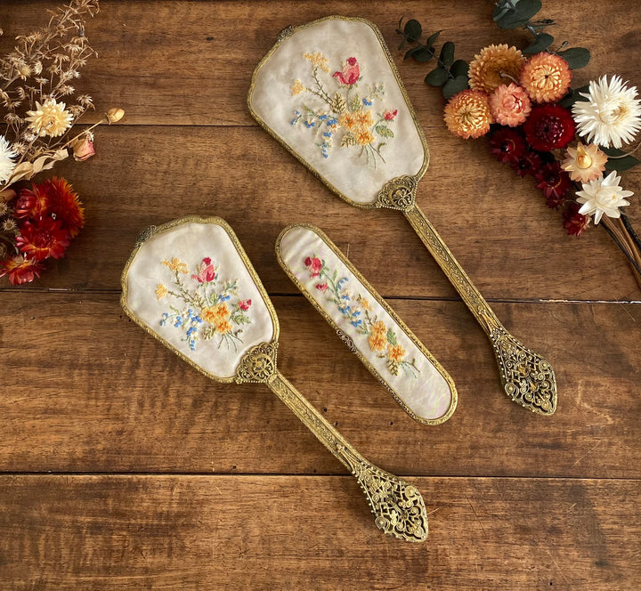 Ensemble de toilette en laiton dentelé et tissu brodé made in England