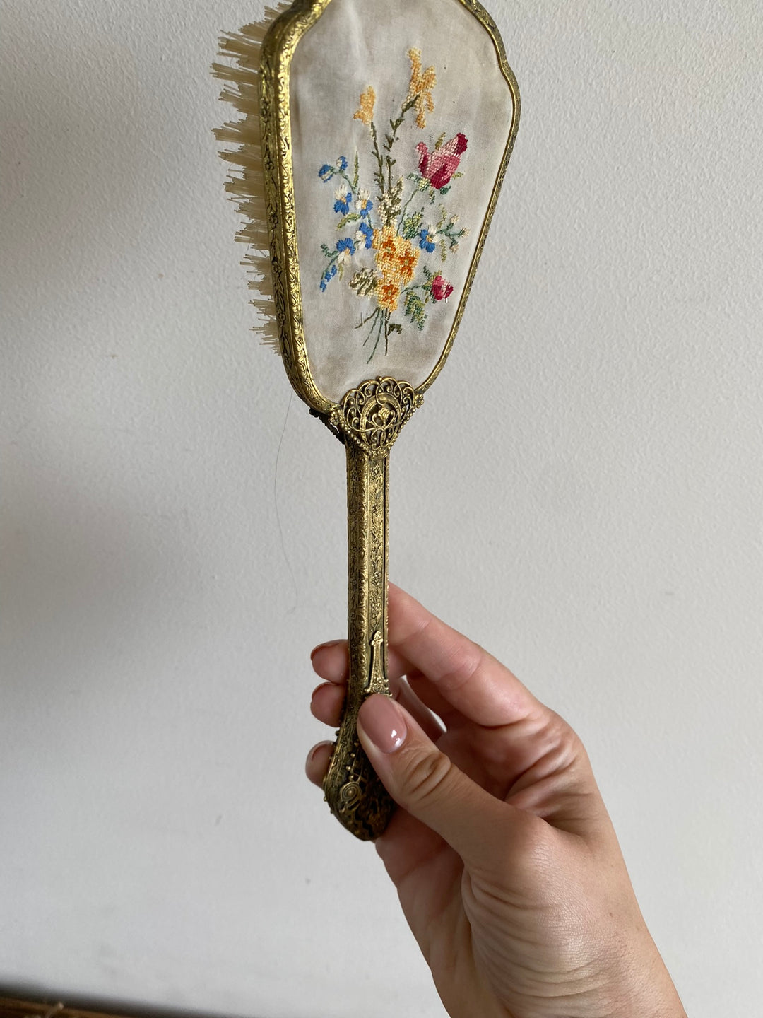 Ensemble de toilette en laiton dentelé et tissu brodé made in England