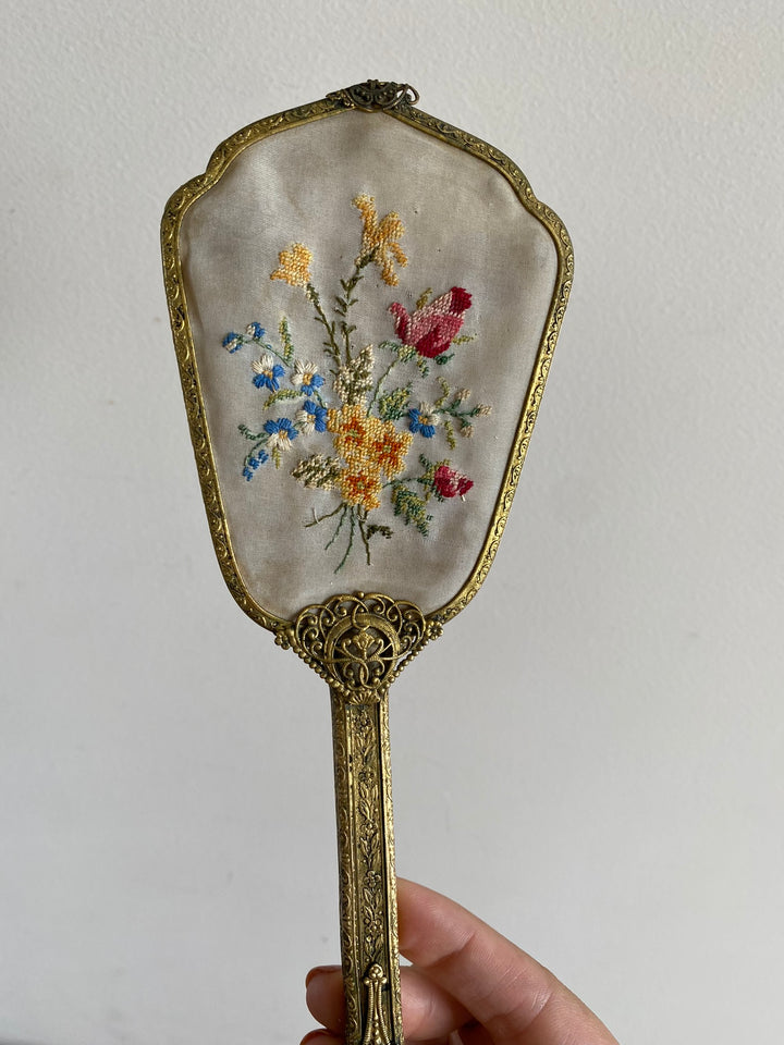 Ensemble de toilette en laiton dentelé et tissu brodé made in England