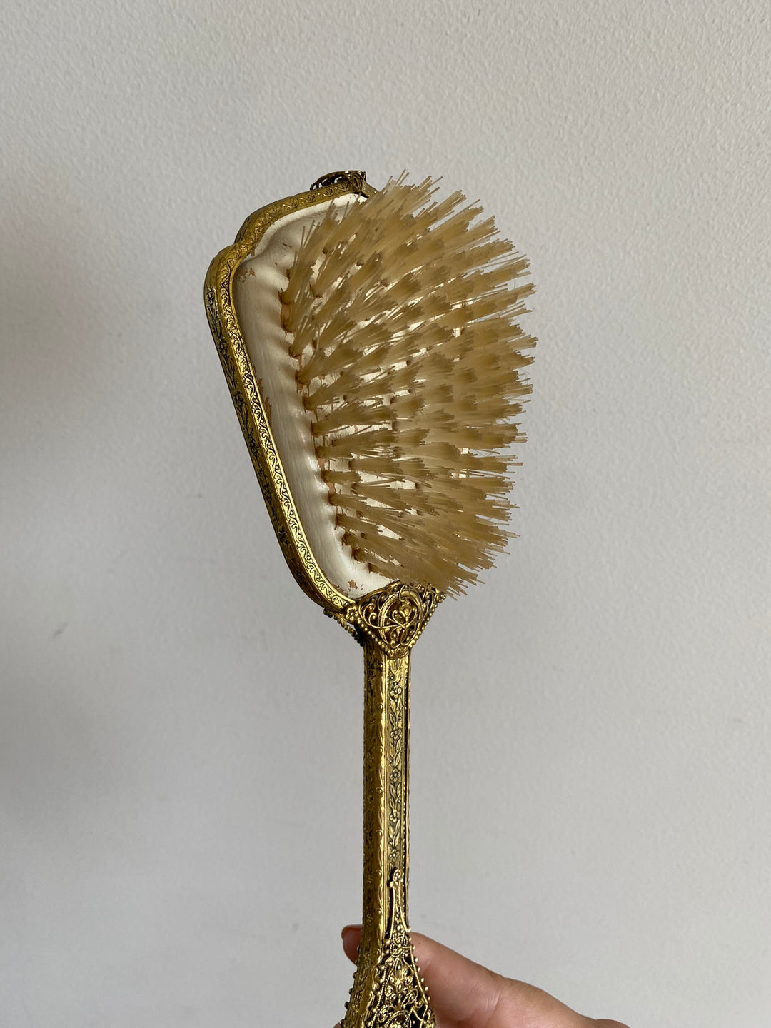 Ensemble de toilette en laiton dentelé et tissu brodé made in England