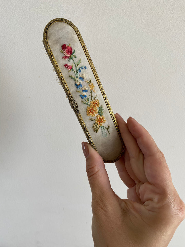 Ensemble de toilette en laiton dentelé et tissu brodé made in England