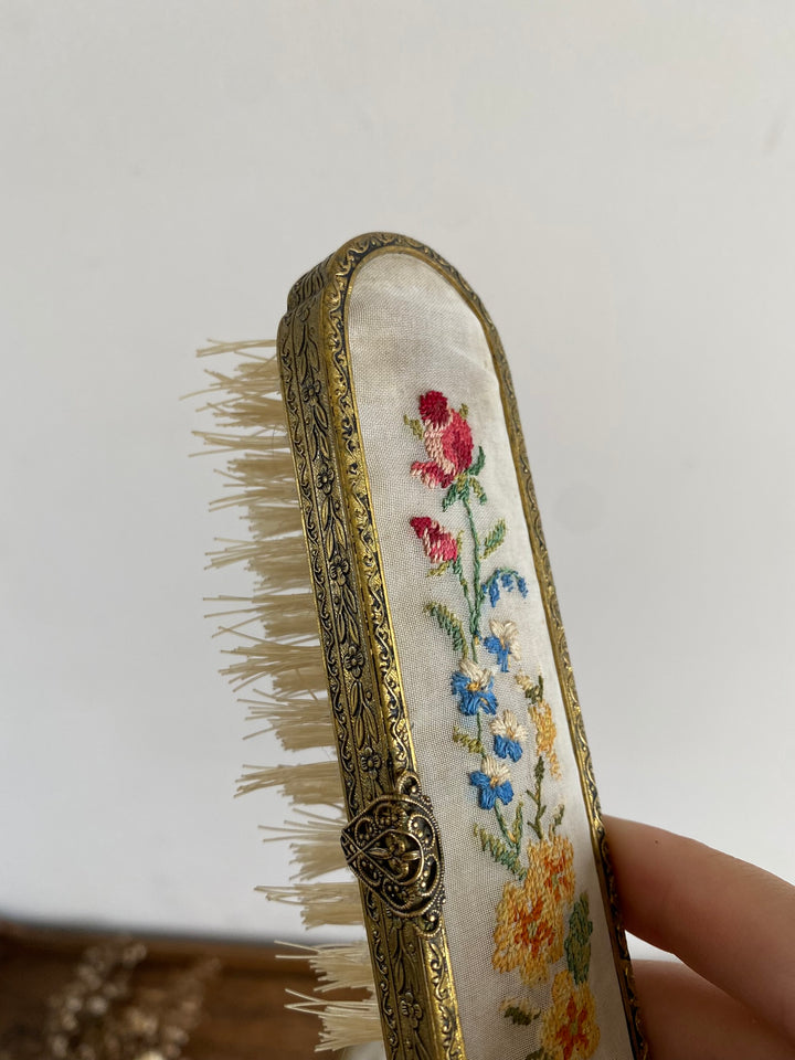 Ensemble de toilette en laiton dentelé et tissu brodé made in England