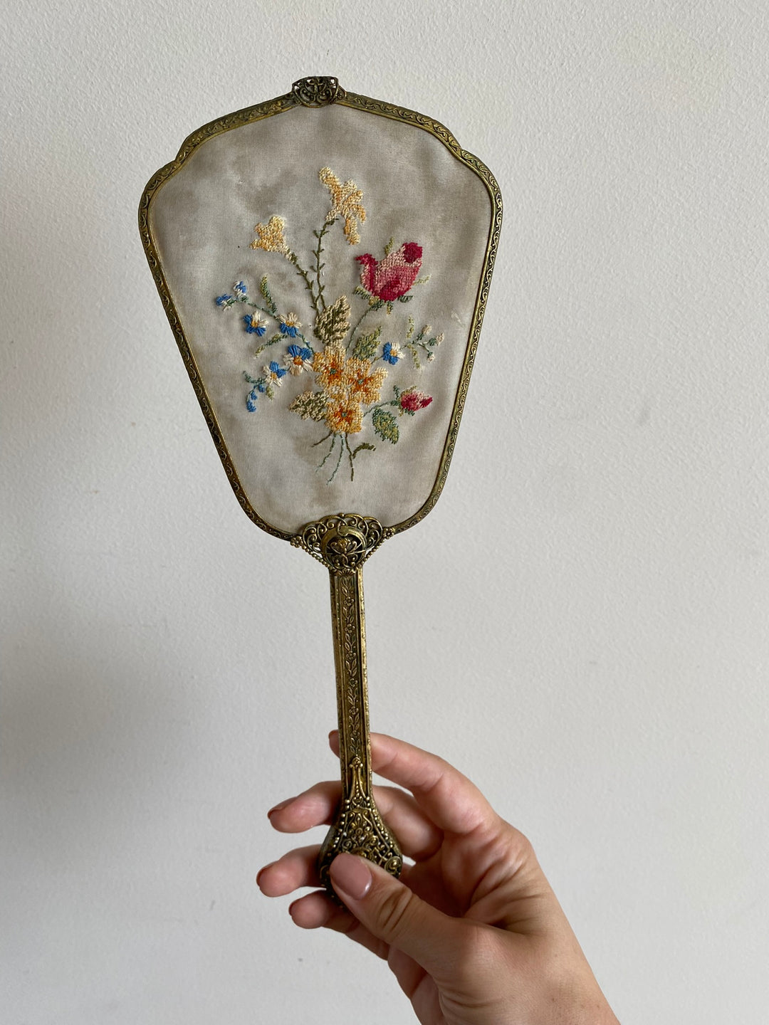 Ensemble de toilette en laiton dentelé et tissu brodé made in England