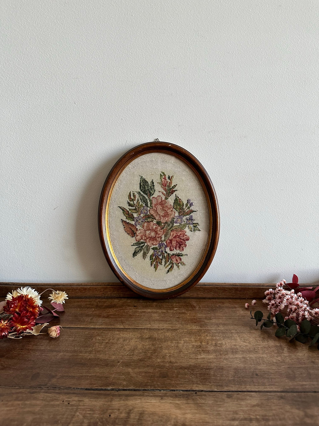 Broderie florale encadrée sous verre pourtour intérieur doré