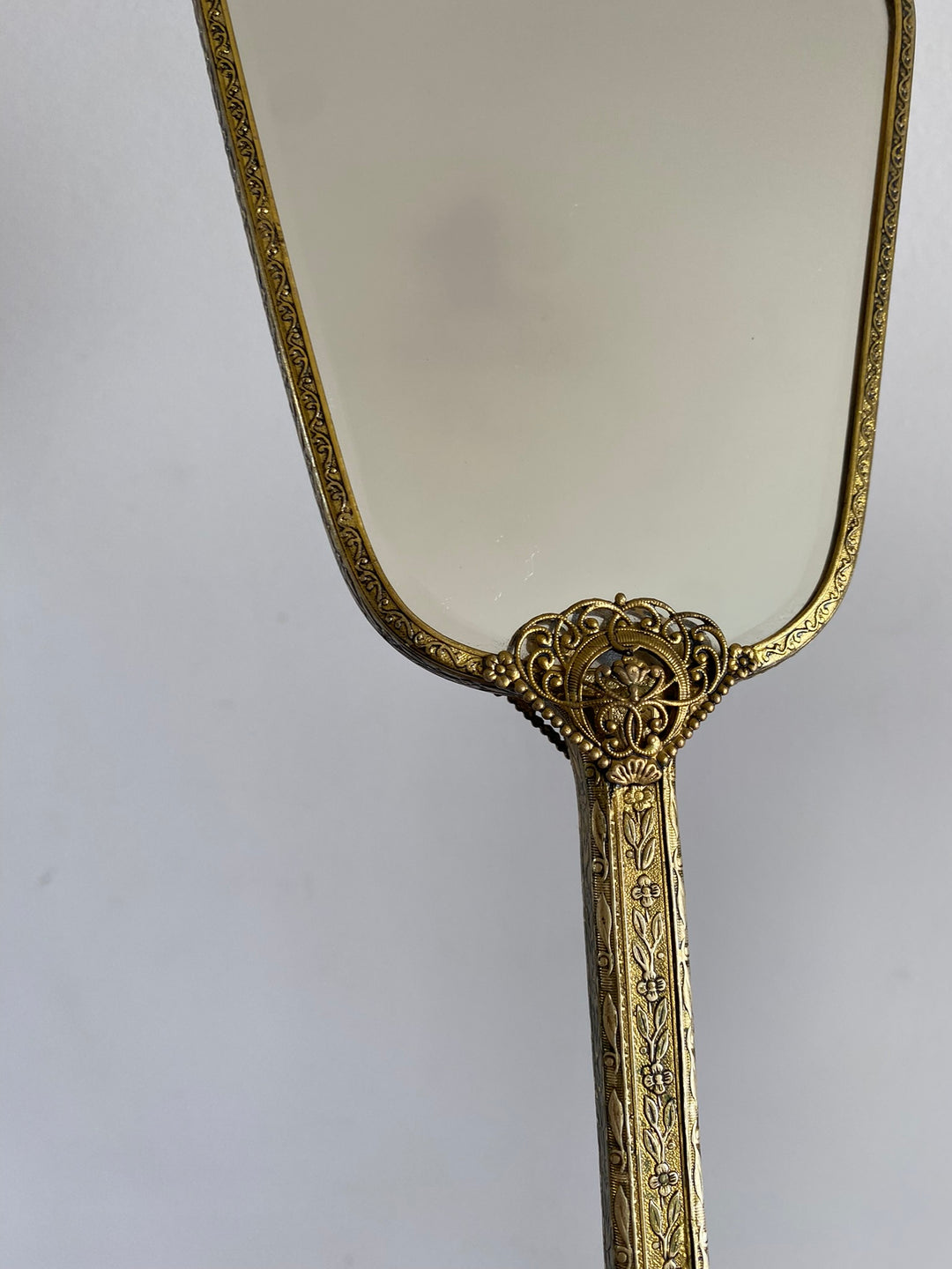 Ensemble de toilette en laiton dentelé et tissu brodé made in England