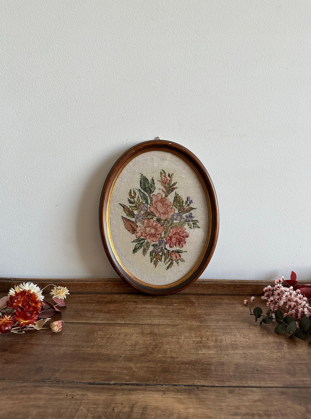 Broderie florale encadrée sous verre pourtour intérieur doré