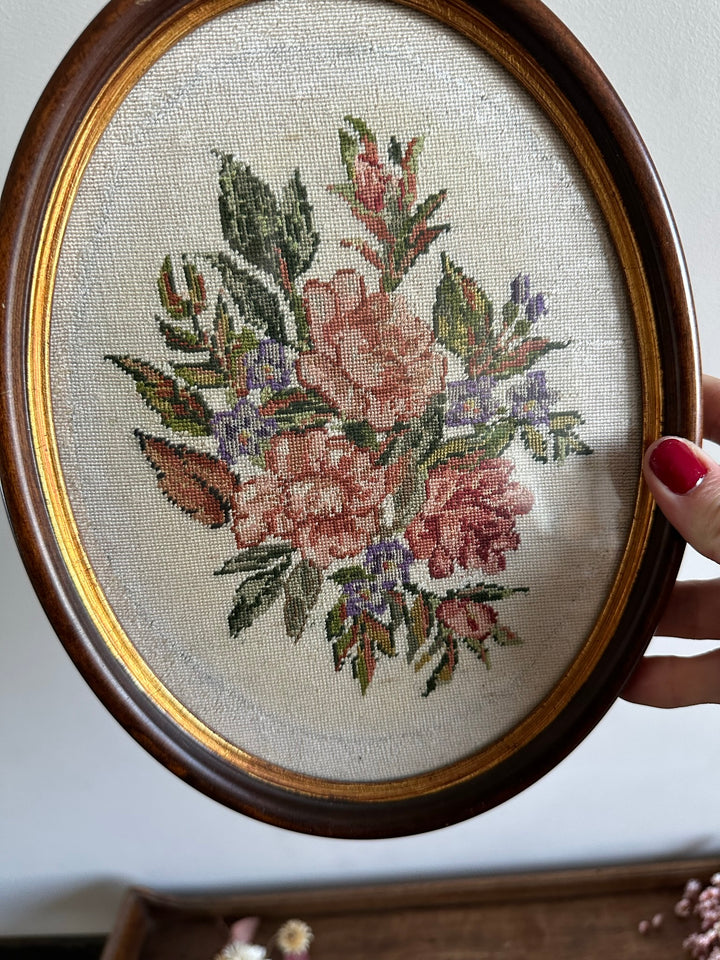 Broderie florale encadrée sous verre pourtour intérieur doré