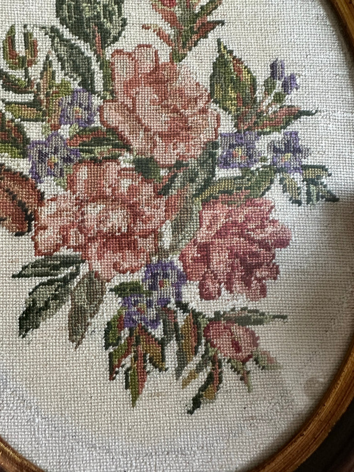 Broderie florale encadrée sous verre pourtour intérieur doré