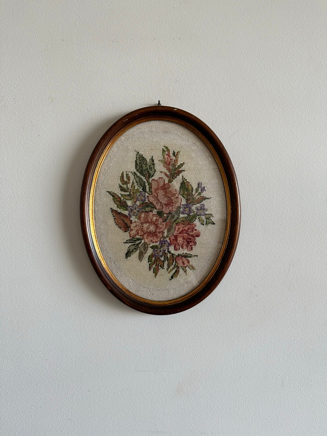 Broderie florale encadrée sous verre pourtour intérieur doré