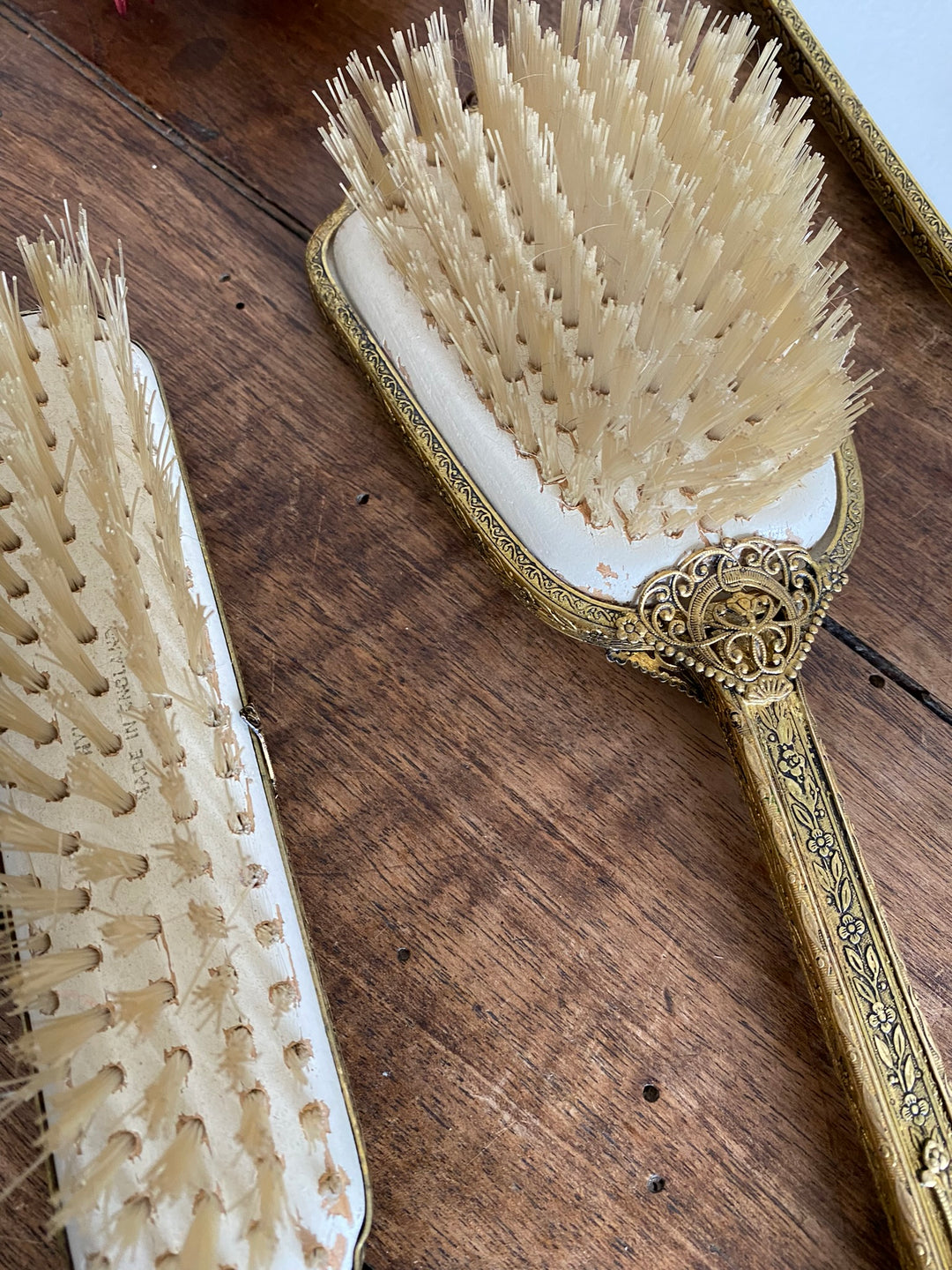 Ensemble de toilette en laiton dentelé et tissu brodé made in England