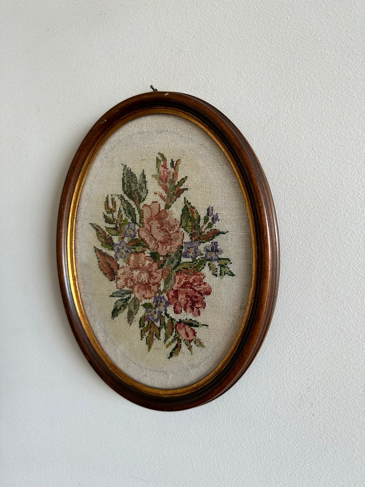 Broderie florale encadrée sous verre pourtour intérieur doré