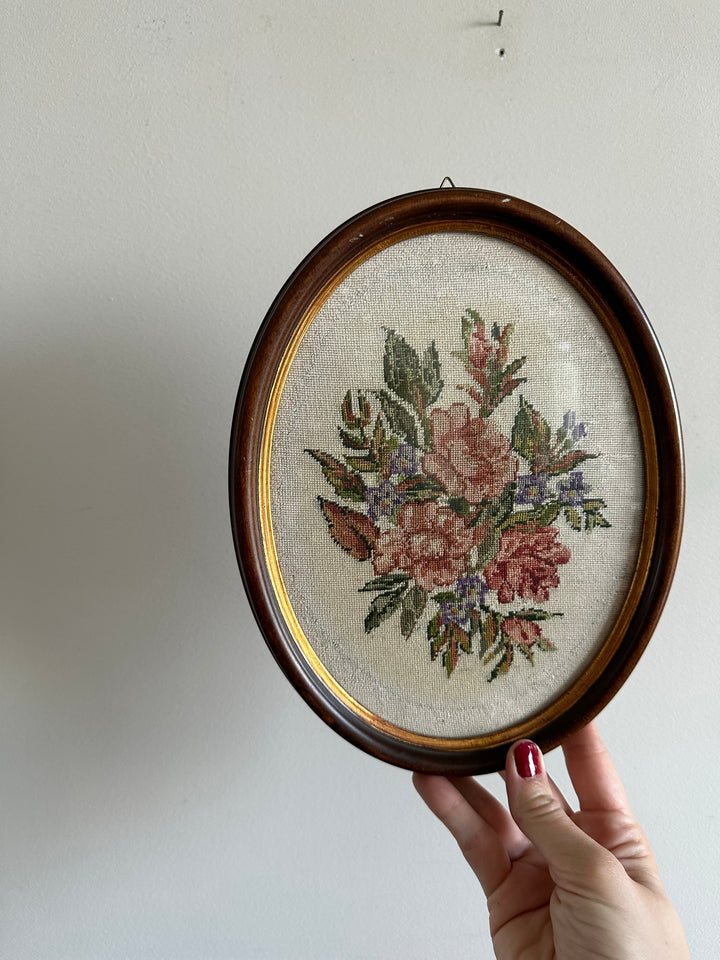 Broderie florale encadrée sous verre pourtour intérieur doré