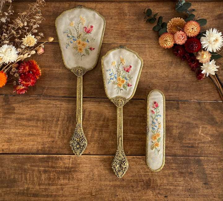 Ensemble de toilette en laiton dentelé et tissu brodé made in England