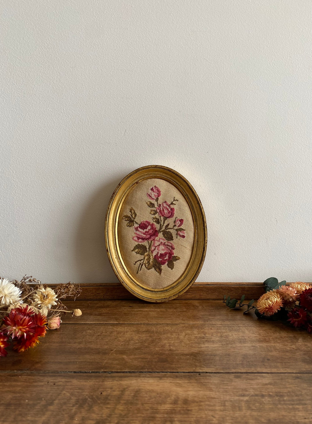 Broderie encadrée rose fushia cadre en bois doré oval