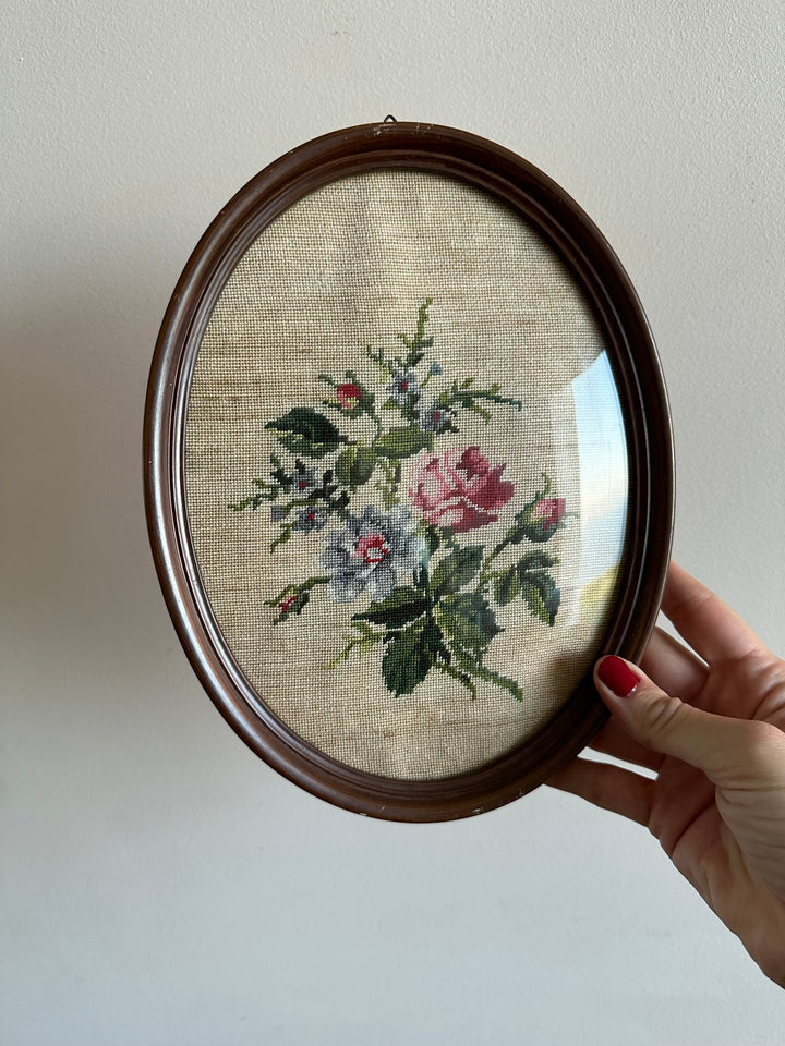 Broderies ovales anciennes encadrées sous verre