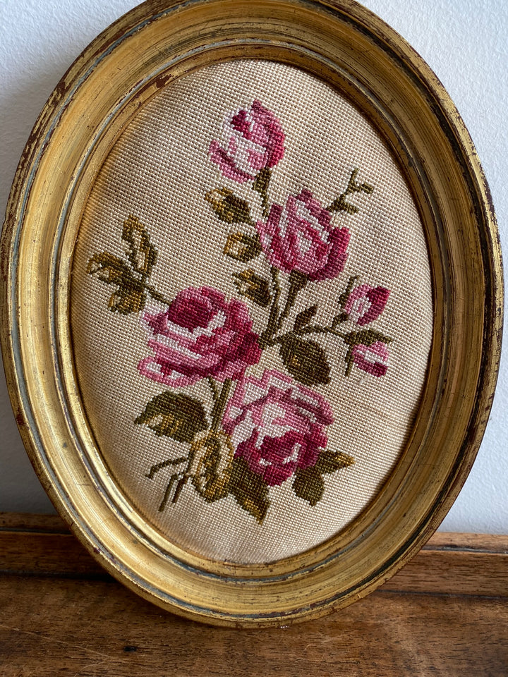 Broderie encadrée rose fushia cadre en bois doré oval