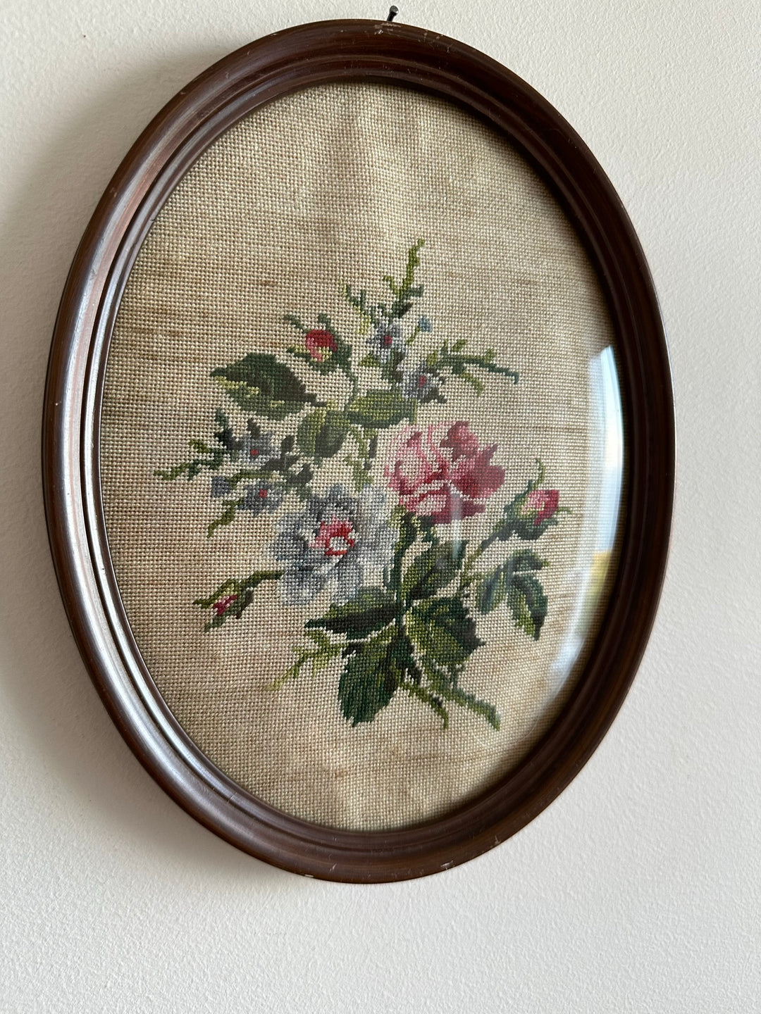 Broderies ovales anciennes encadrées sous verre