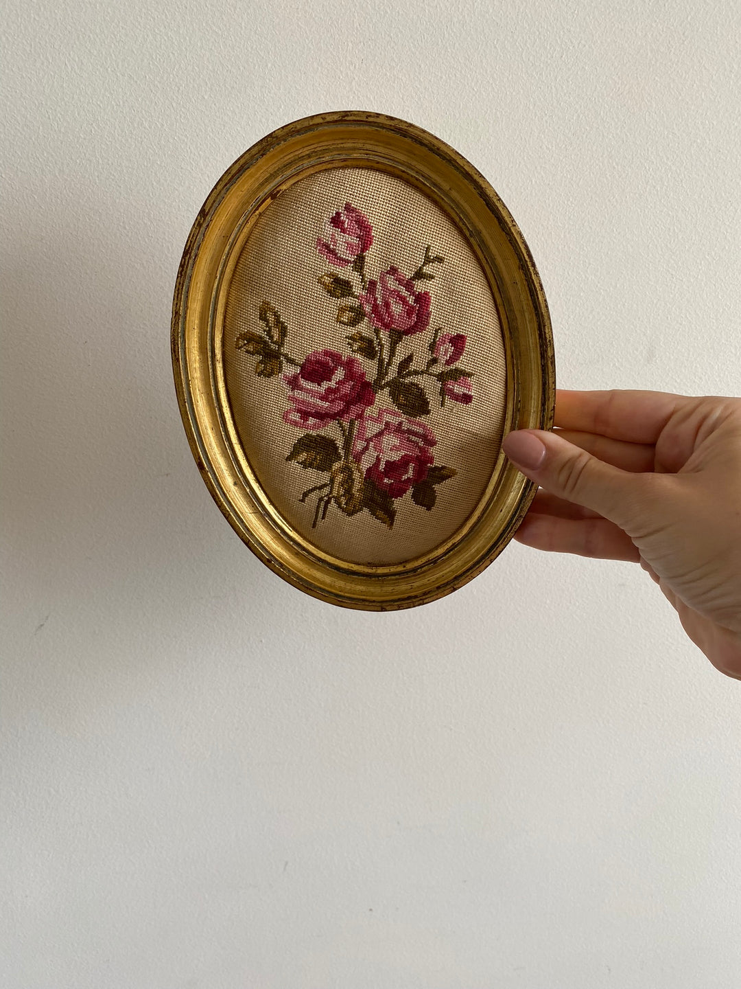 Broderie encadrée rose fushia cadre en bois doré oval