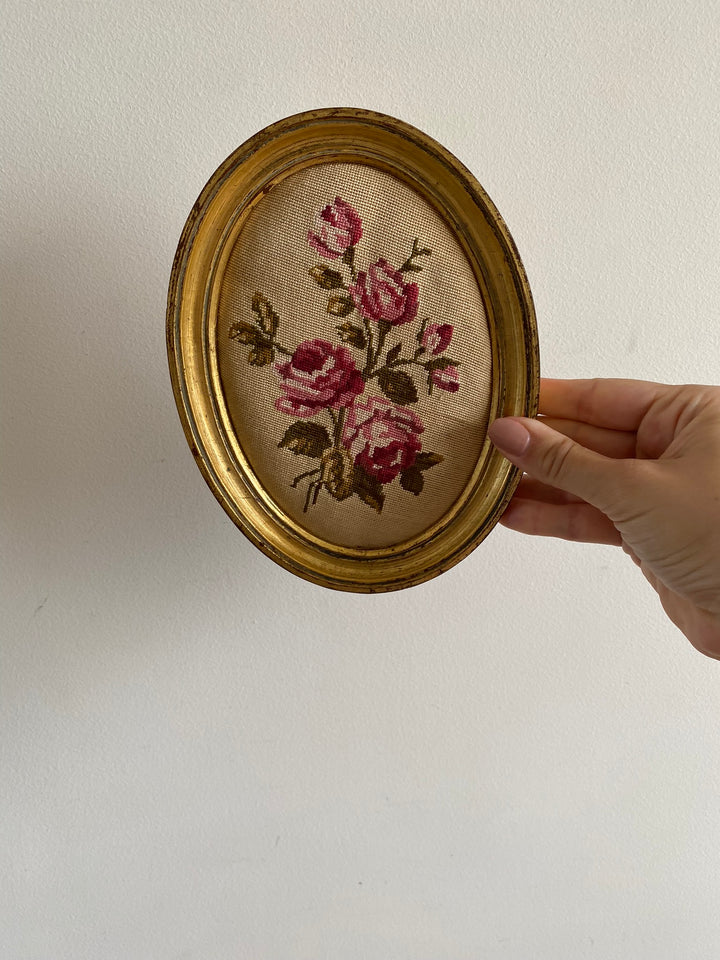 Broderie encadrée rose fushia cadre en bois doré oval