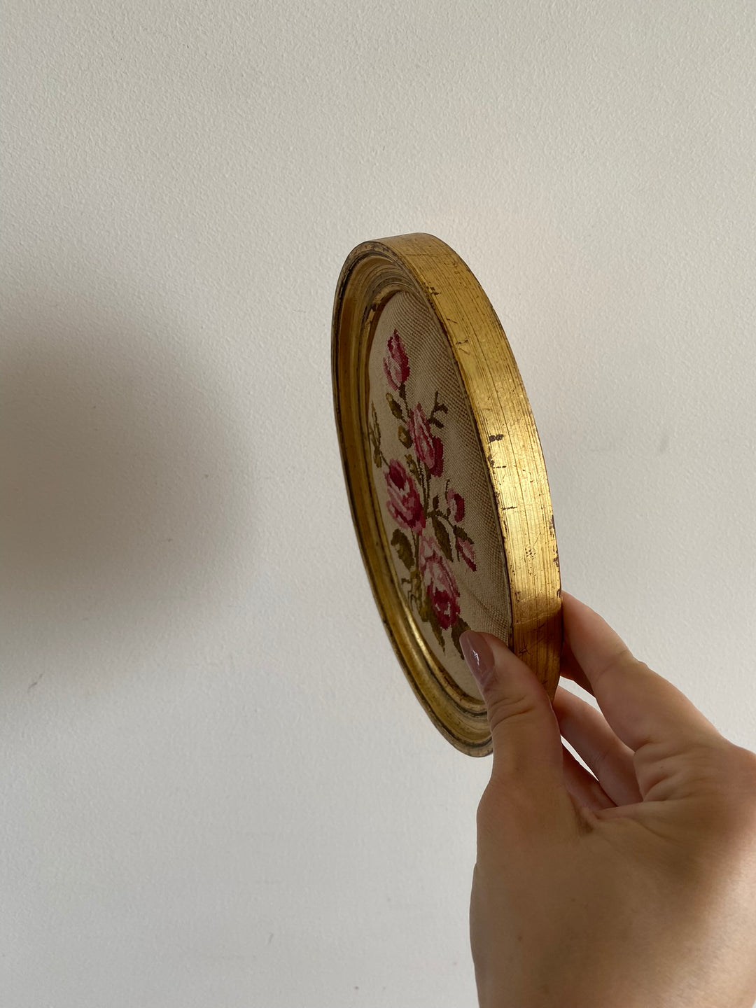 Broderie encadrée rose fushia cadre en bois doré oval