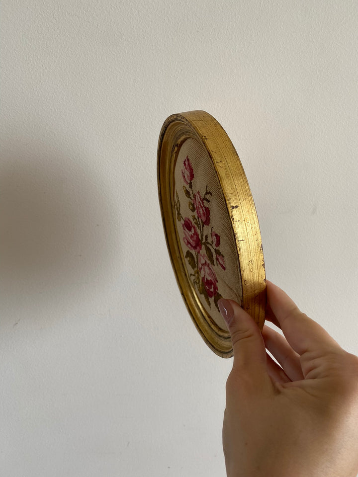Broderie encadrée rose fushia cadre en bois doré oval