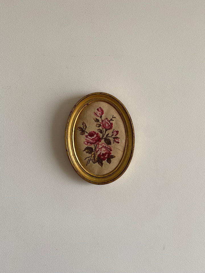 Broderie encadrée rose fushia cadre en bois doré oval