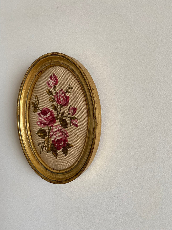Broderie encadrée rose fushia cadre en bois doré oval