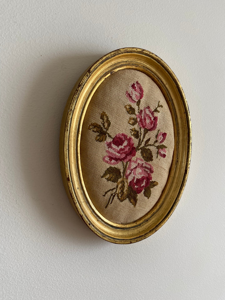 Broderie encadrée rose fushia cadre en bois doré oval
