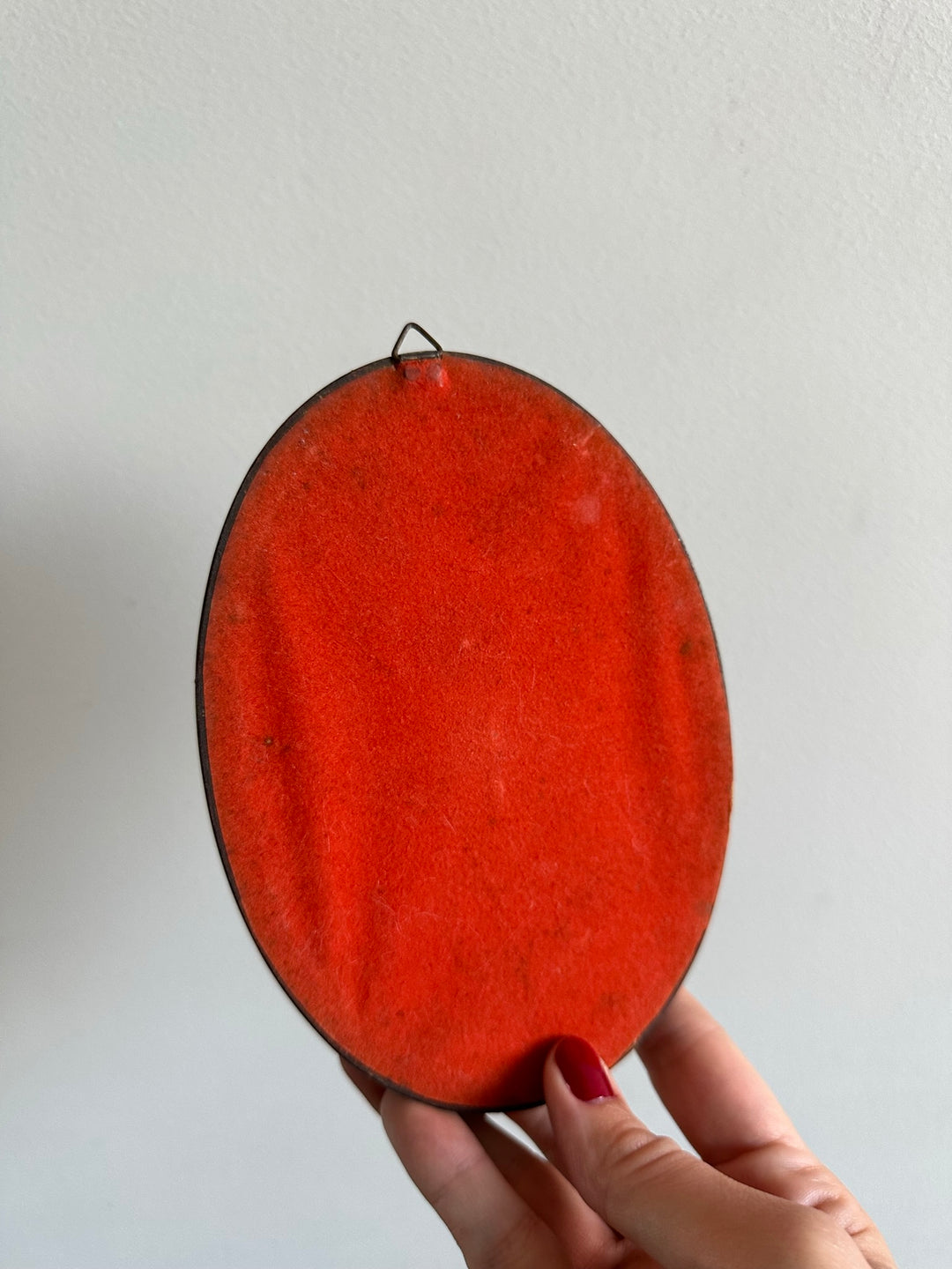 Broderies ovales anciennes encadrées sous verre